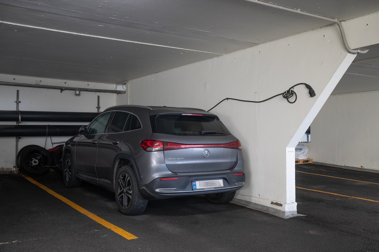 Det medfølger en garasjeplass m/elbillader. Galleribilde