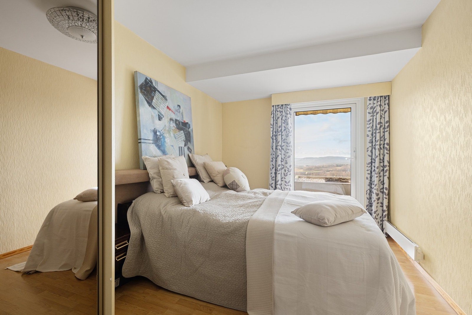 Soverom nummer to har en god størrelse og egner seg utmerket som barnerom, gjesterom eller hjemmekontor. Galleribilde