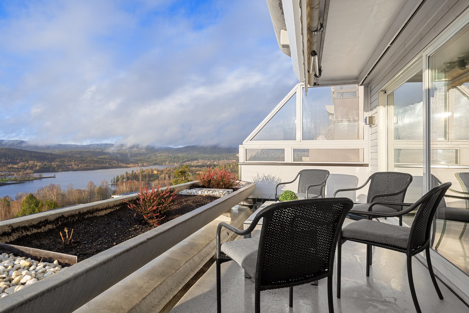 Velkommen til Olaf Bulls vei 17, presentert av Vegar Giæver v/ EIE eiendomsmegling Røa, Skøyen og Ullern.
Foto: Arne Shcram Galleribilde