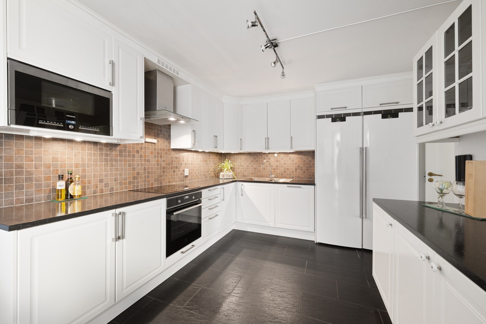 Tidløs kjøkkeninnredning fra 2009 gir et solid og gjennomarbeidet uttrykk. Galleribilde