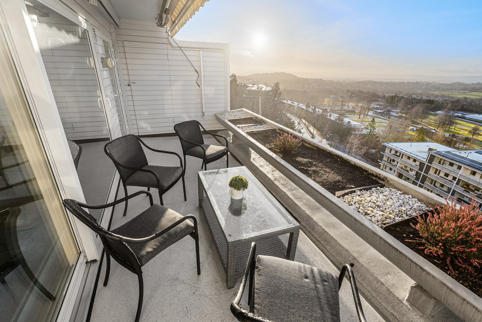 Terrassen fungerer utmerket som en forlengelse av oppholdsrommet og gir ekstra plass til både hverdagsliv og sosiale anledninger. Praktisk bod på terrassen. Galleribilde