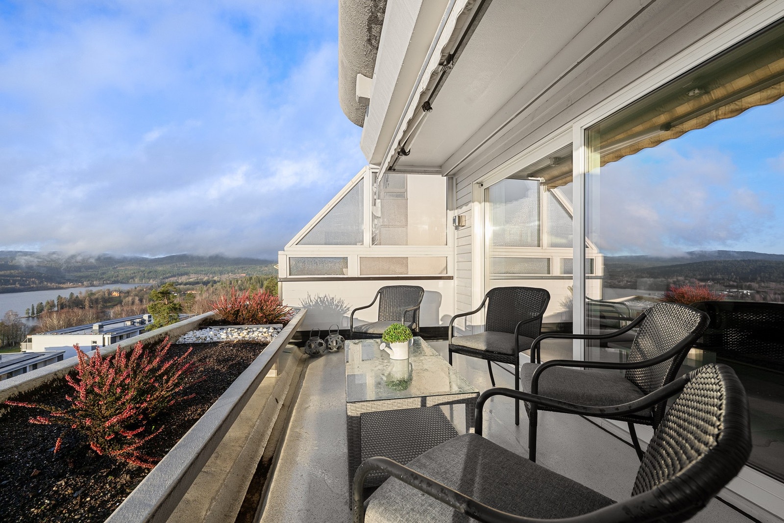 Stor terrasse på ca. 12 m² med svært gode solforhold hele dagen. Galleribilde