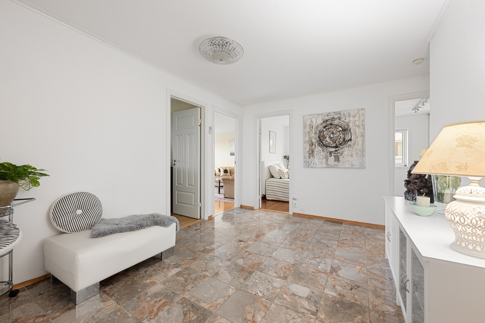 Stor og romslig hall som binder alle rom i leiligheten sammen. Galleribilde