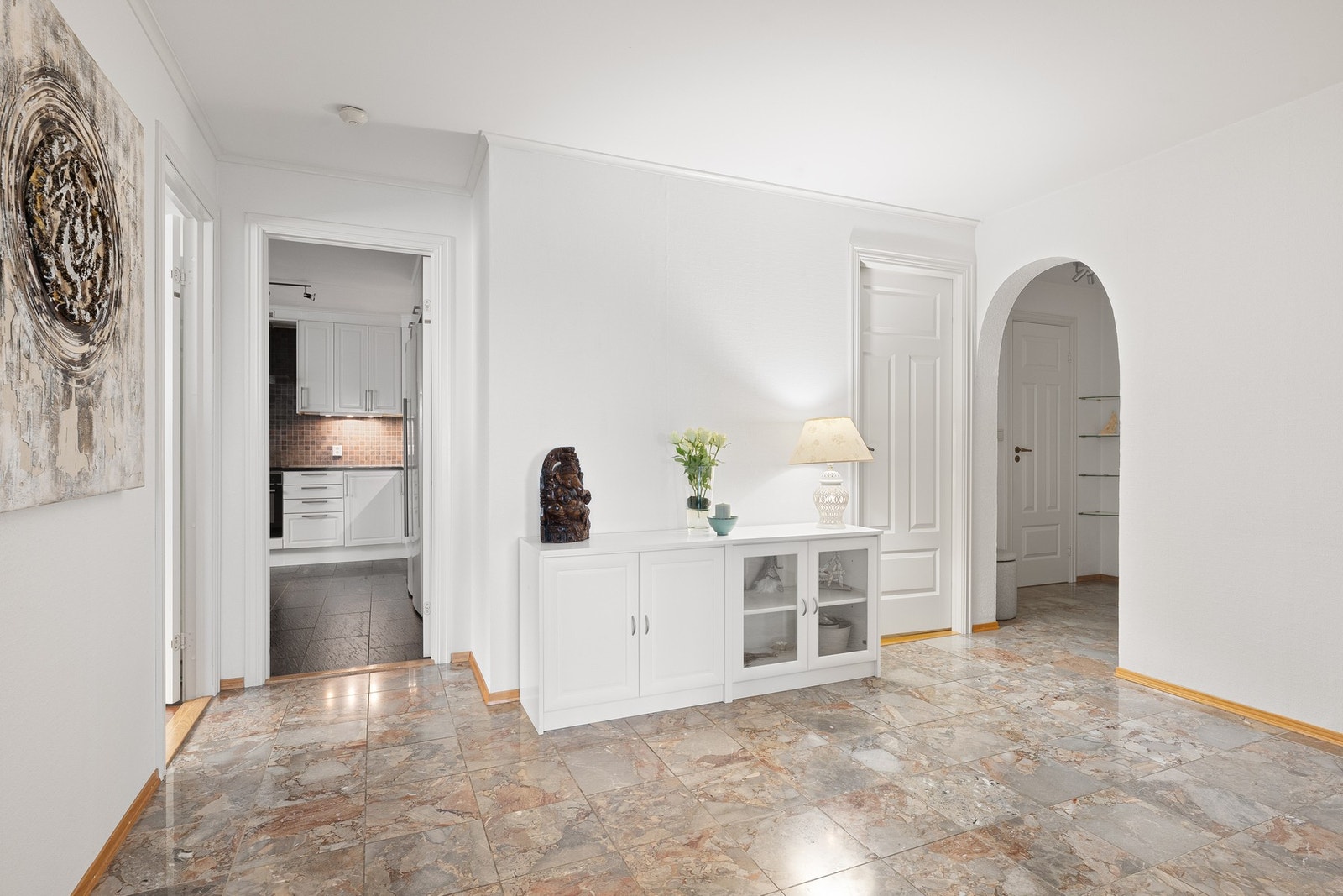 Her er det gode muligheter til å plassere en stor garderobe og oppheng etter behov. Galleribilde