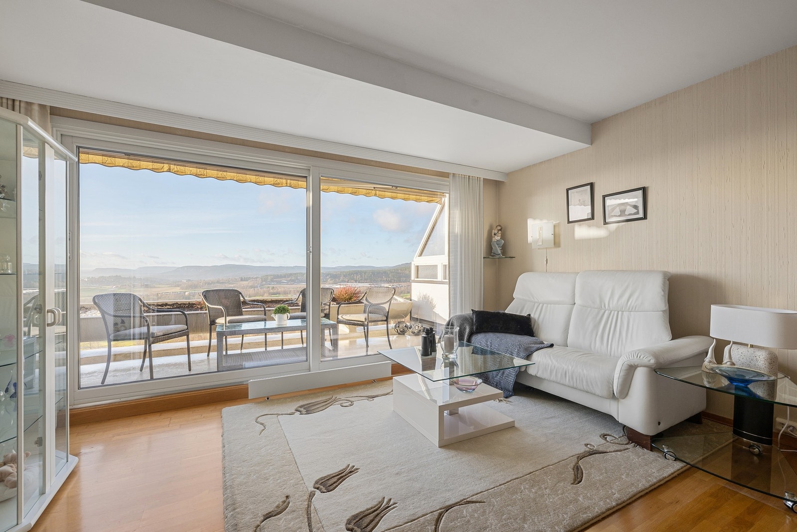 Stuen er lys og romslig, med store vindusflater som slipper inn rikelig med naturlig lys og skaper en luftig og behagelig atmosfære. Galleribilde