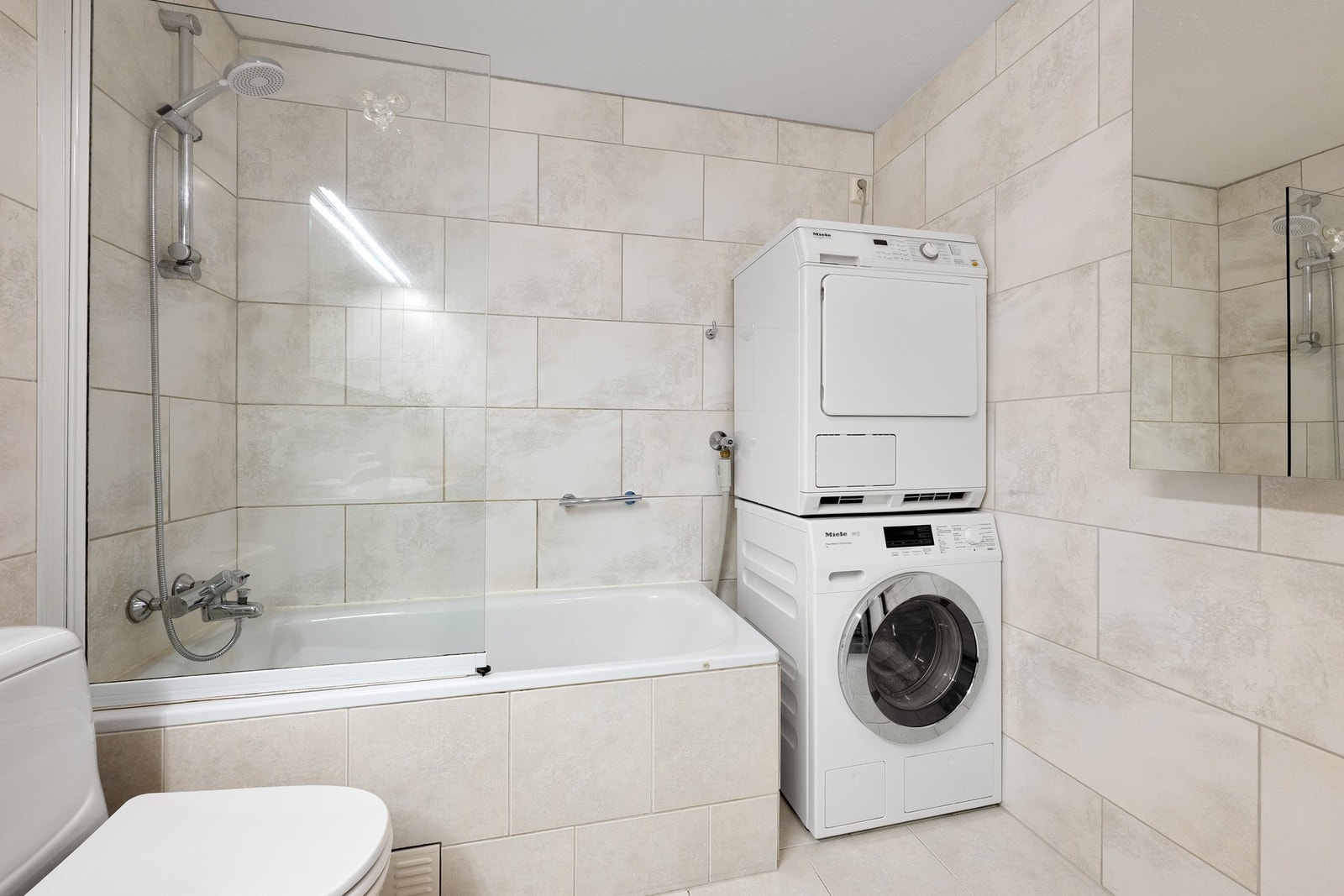 Baderommet. har et deilig badekar og har plass til både vaskemaskin og tørketrommel. Galleribilde