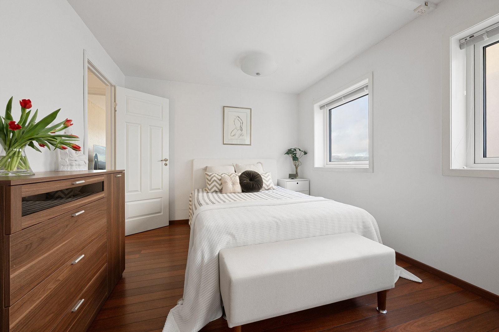 Et lyst og luftig soverom med god romfølelse og fleksible møbleringsmuligheter, tilrettelagt for en komfortabel hverdag. Galleribilde