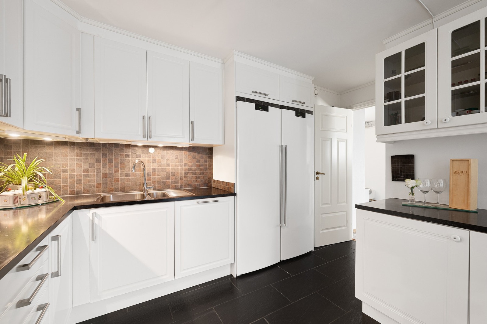 God skapplass og funksjonelle løsninger gjør det enkelt å holde orden og utnytte plassen effektivt. Galleribilde