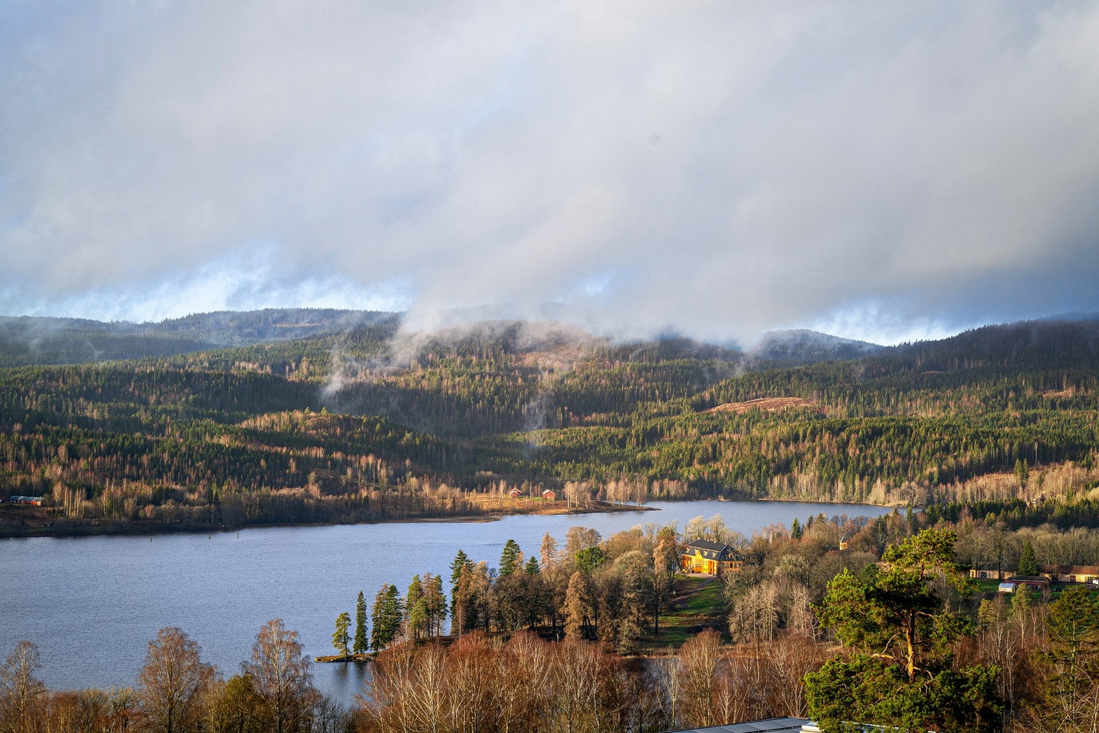 Utsikten strekker seg vidt - med Oslofjorden, Bogstad golfbane og vakre naturområder. Galleribilde