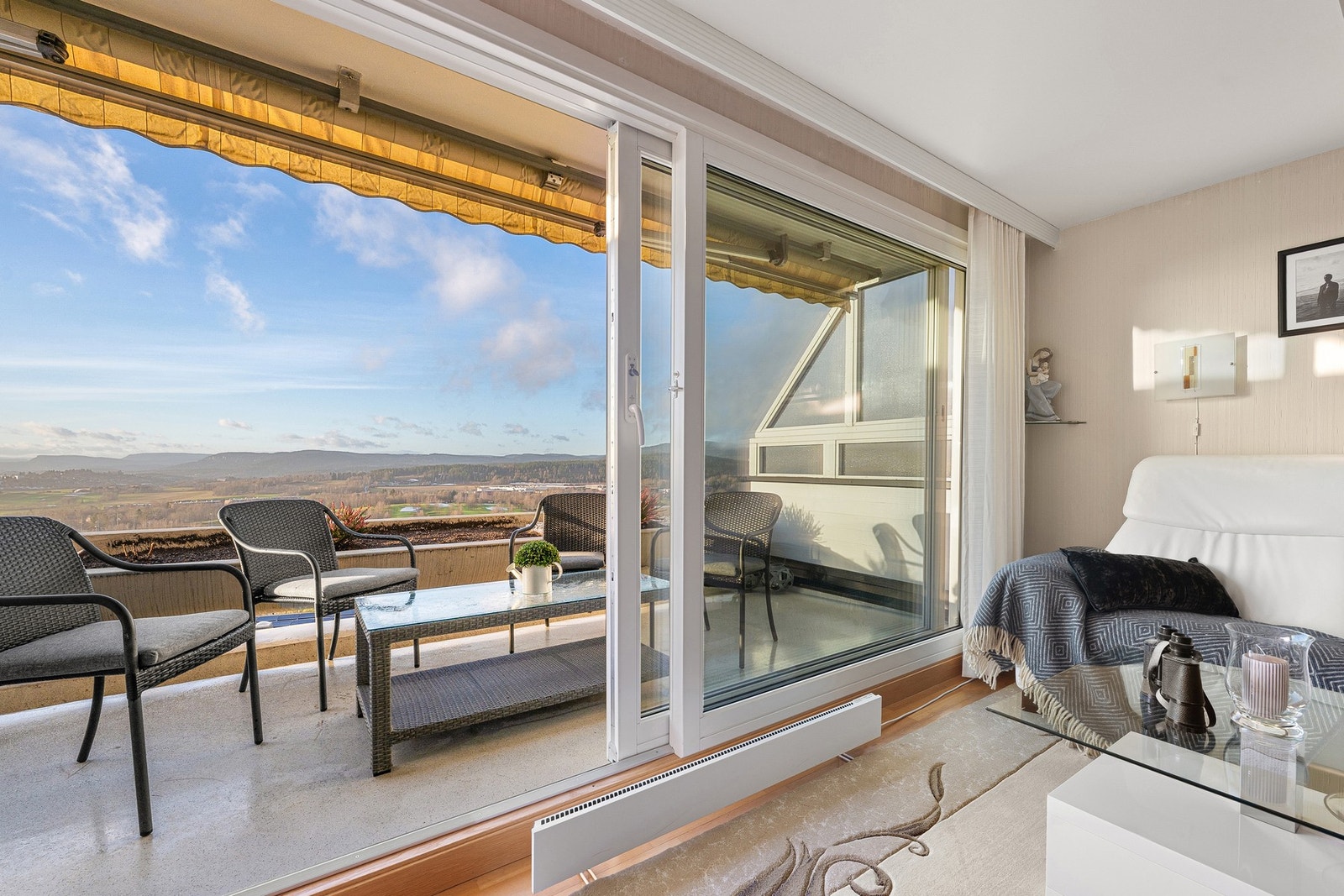 Overgangen mellom stue og terrasse skaper en ekstra romfølelse og gjør boligen særlig attraktiv i sommerhalvåret. Galleribilde