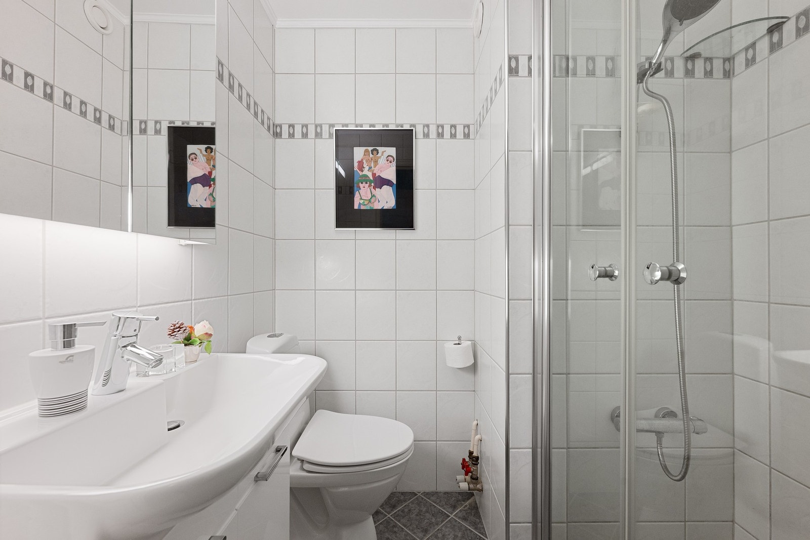 Bad nr.2 ligger praktisk til i leiligheten, og fungerer godt som et supplement til hovedbadet. Galleribilde