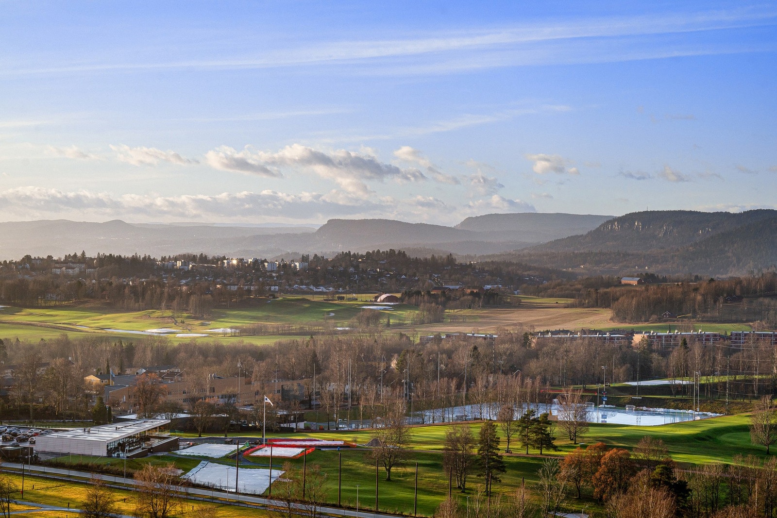 Fra den vestvendte terrassen nyter du spektakulær utsikt over Oslofjorden, Bogstadvannet og Bærumsåsene - med sol til langt på kveld. Galleribilde
