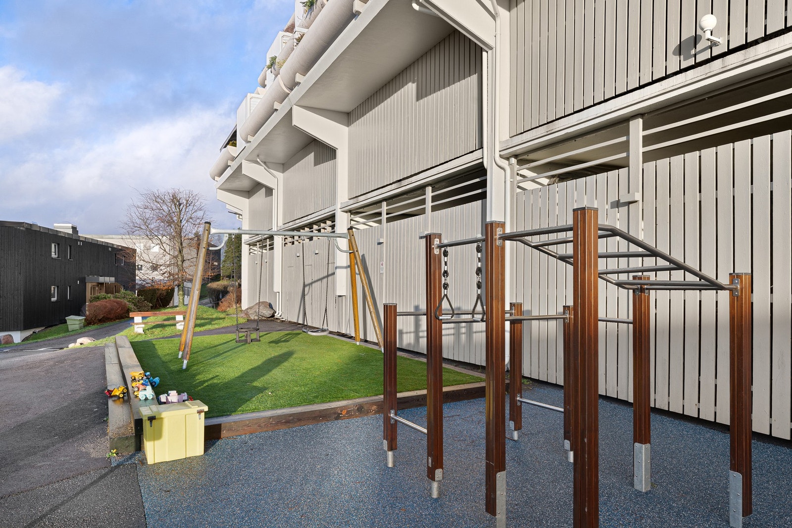 Borettslagets tomt byr på flere lekeplasser, grillområder og ellers gode fasiliteter. Galleribilde