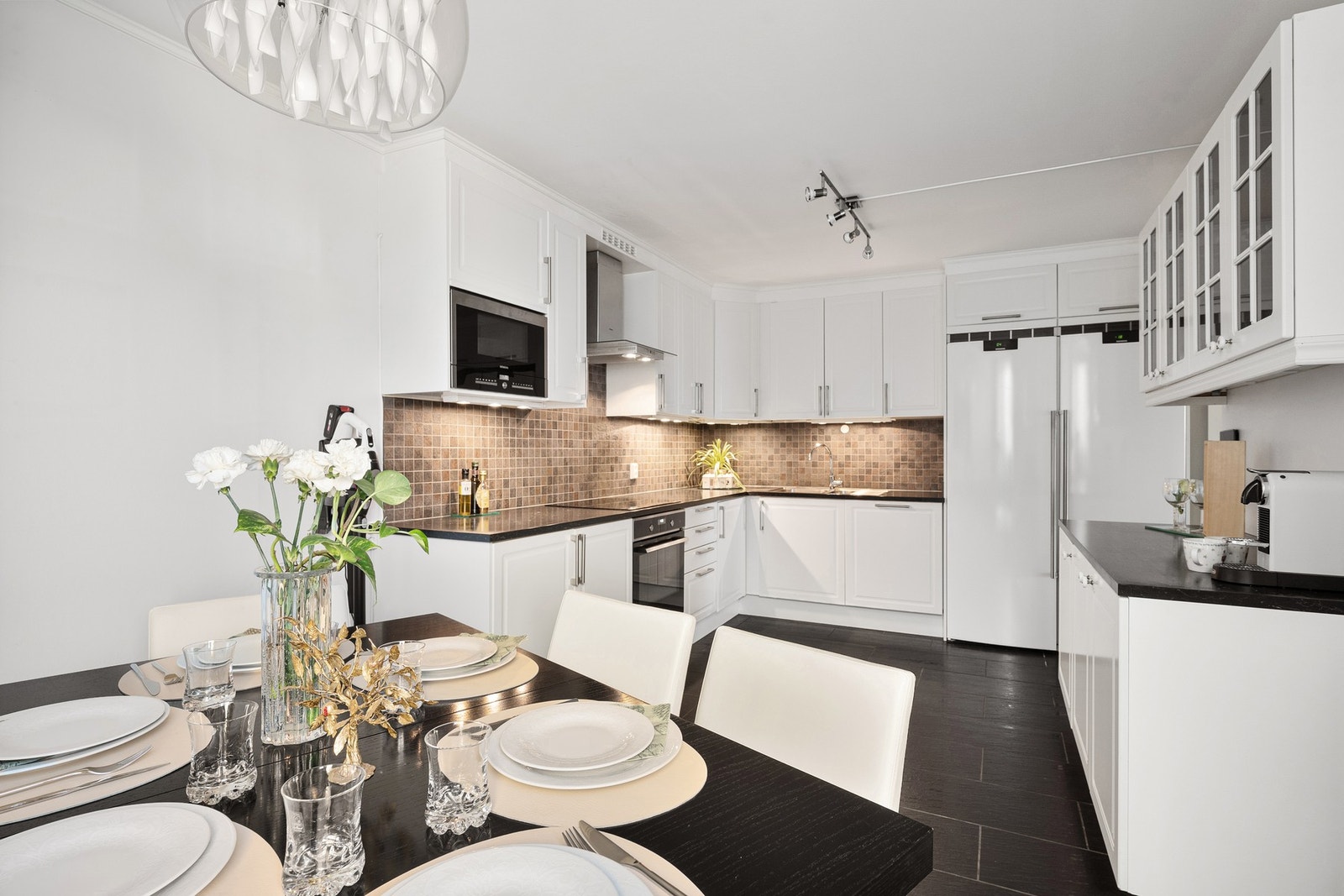 Leiligheten har en planløsning som utnytter arealet svært effektivt, med naturlige soner for opphold, privatliv og oppbevaring. Galleribilde