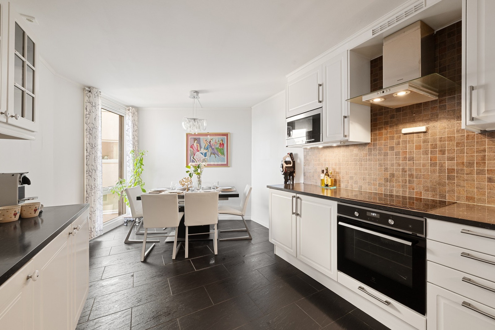 Kjøkkenet er praktisk adskilt fra de andre sosiale sonene. Galleribilde