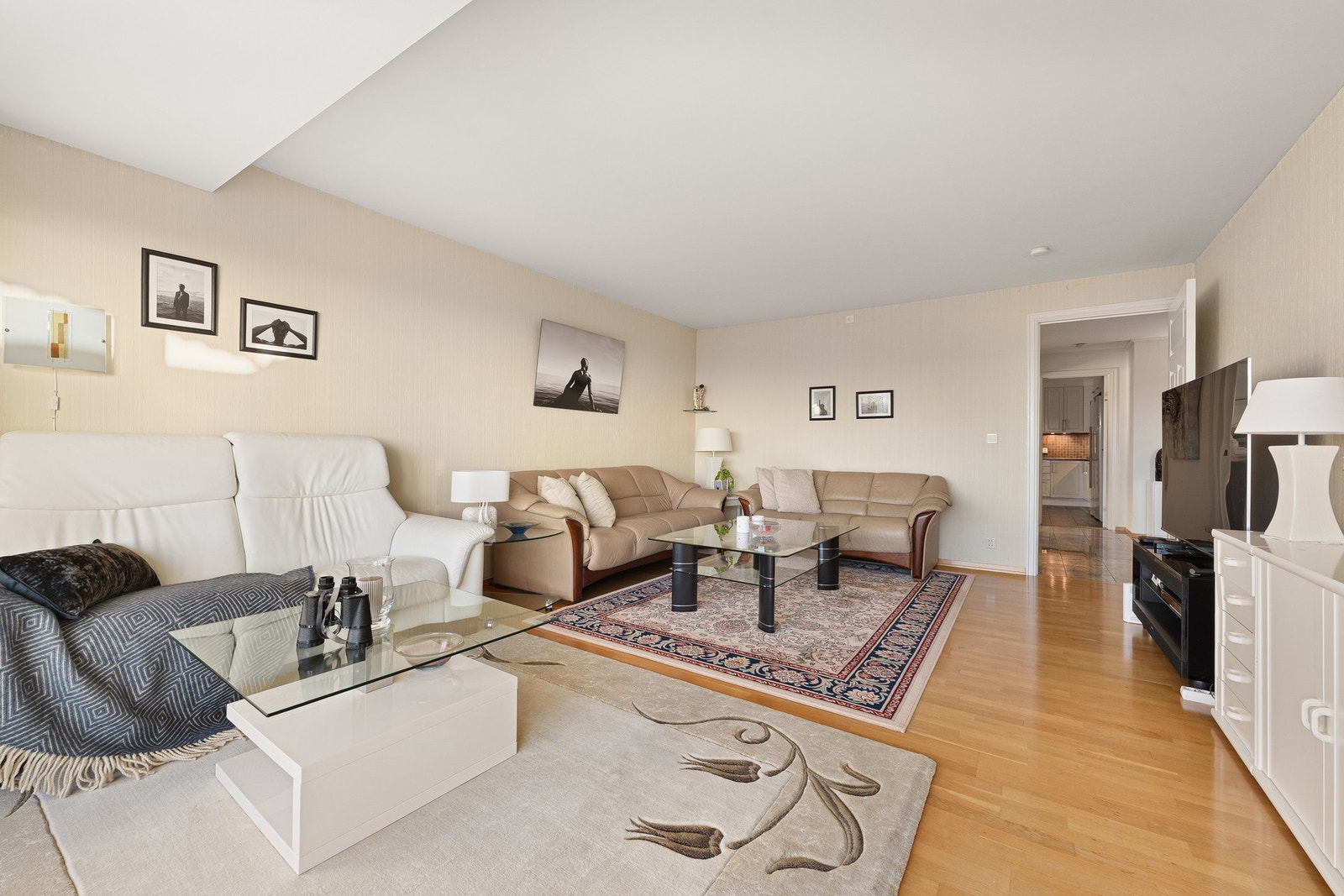 Dette er et innbydende oppholdsrom med god romfølelse og fleksible møbleringsmuligheter, hvor det er god plass til både sofagruppe og spisebord. Galleribilde