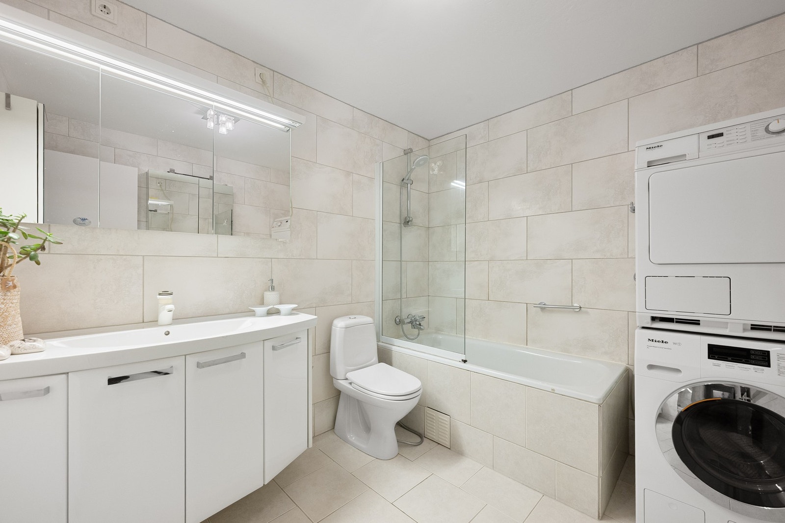 Stort og behagelig hovedbad fra 2009 med varmekabler i gulvet. Galleribilde