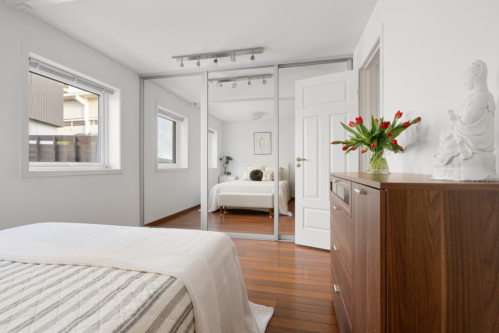 Her er det et stort plassbygd garderobeskap som har rikelig med oppbevaring, og speilfronter. Galleribilde