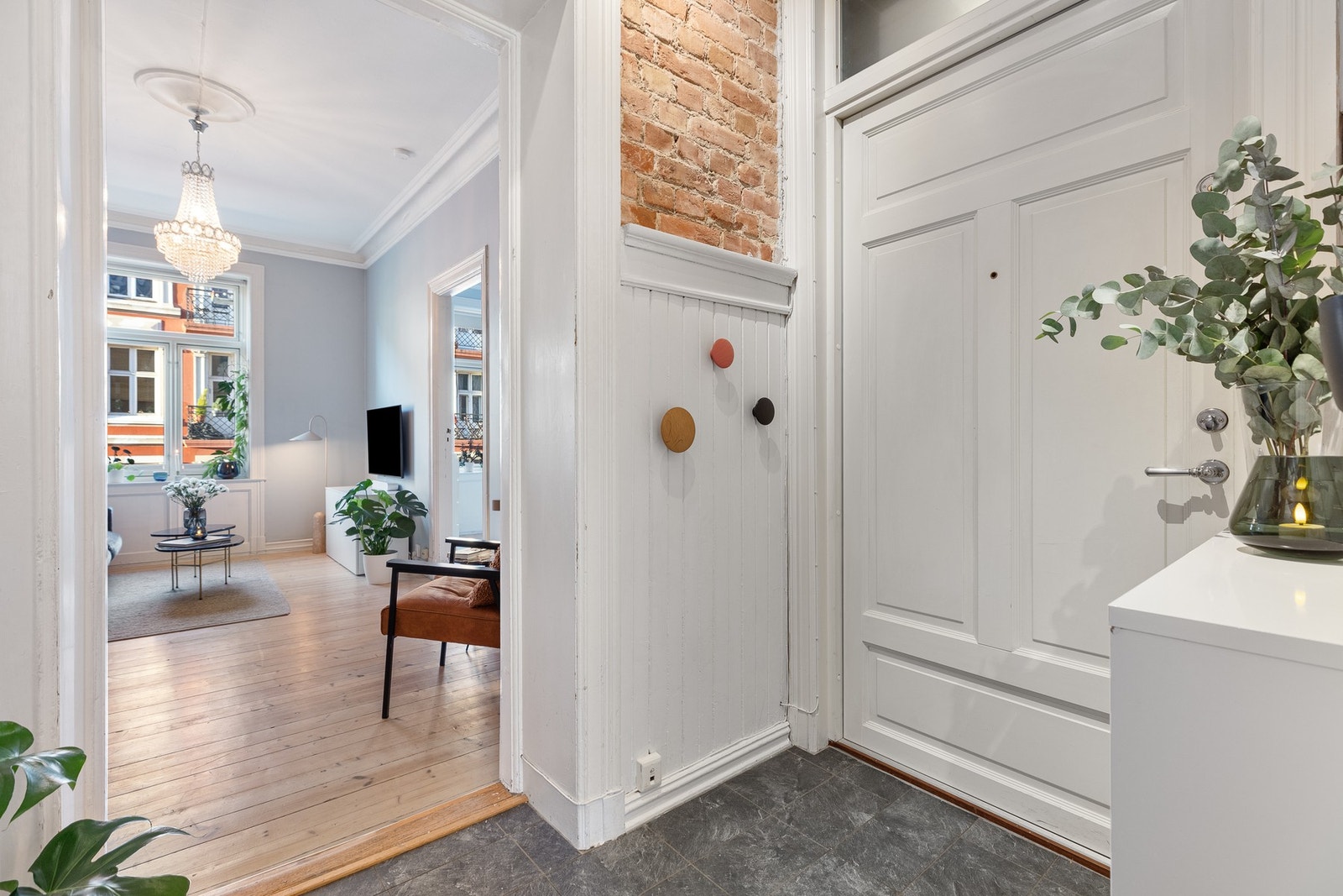 Hyggelig inngangsparti med sjarmerende klassiske detaljer som brystpanel og åpen teglstein. Galleribilde