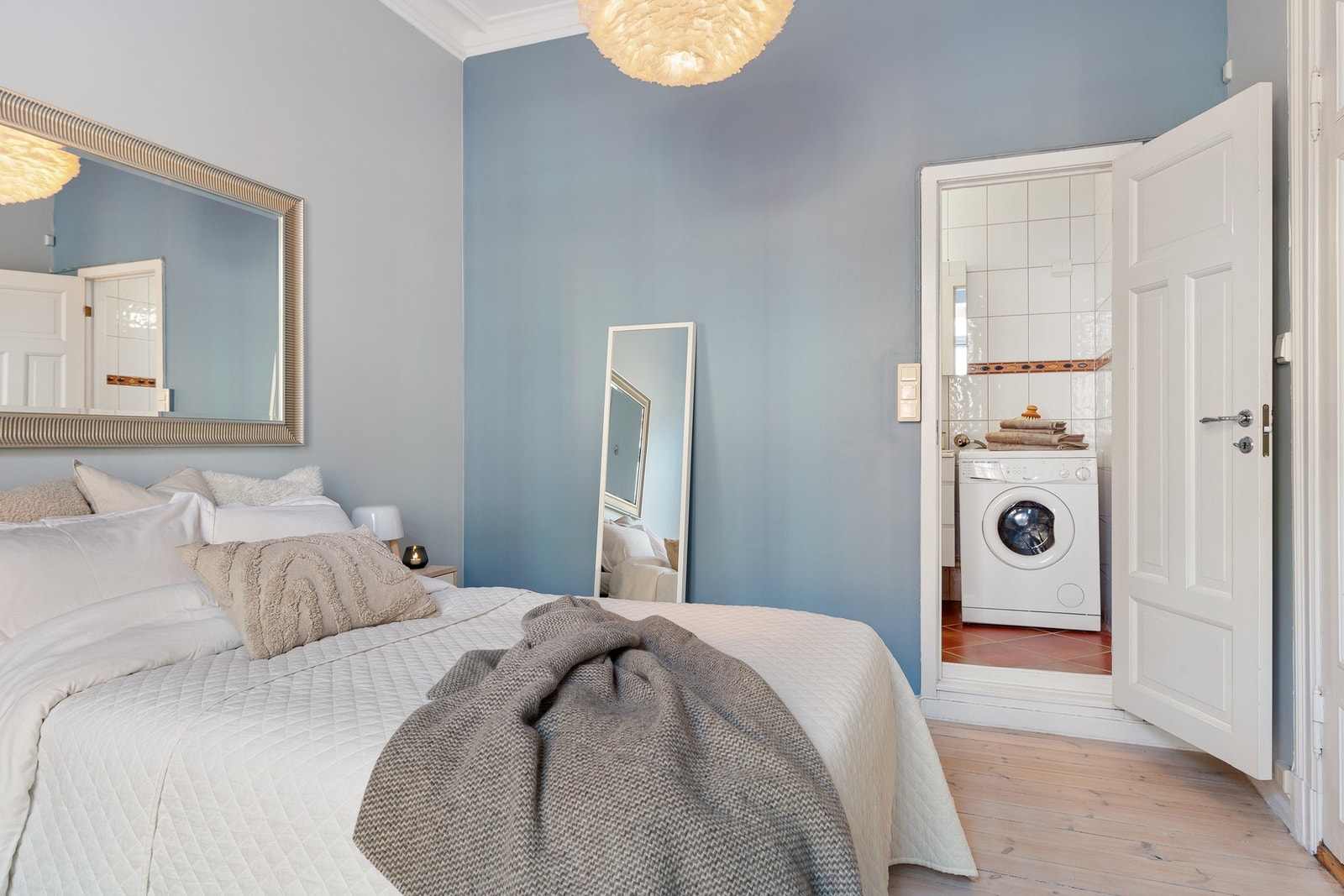 Fra soverommet er det inngang til badet. Galleribilde