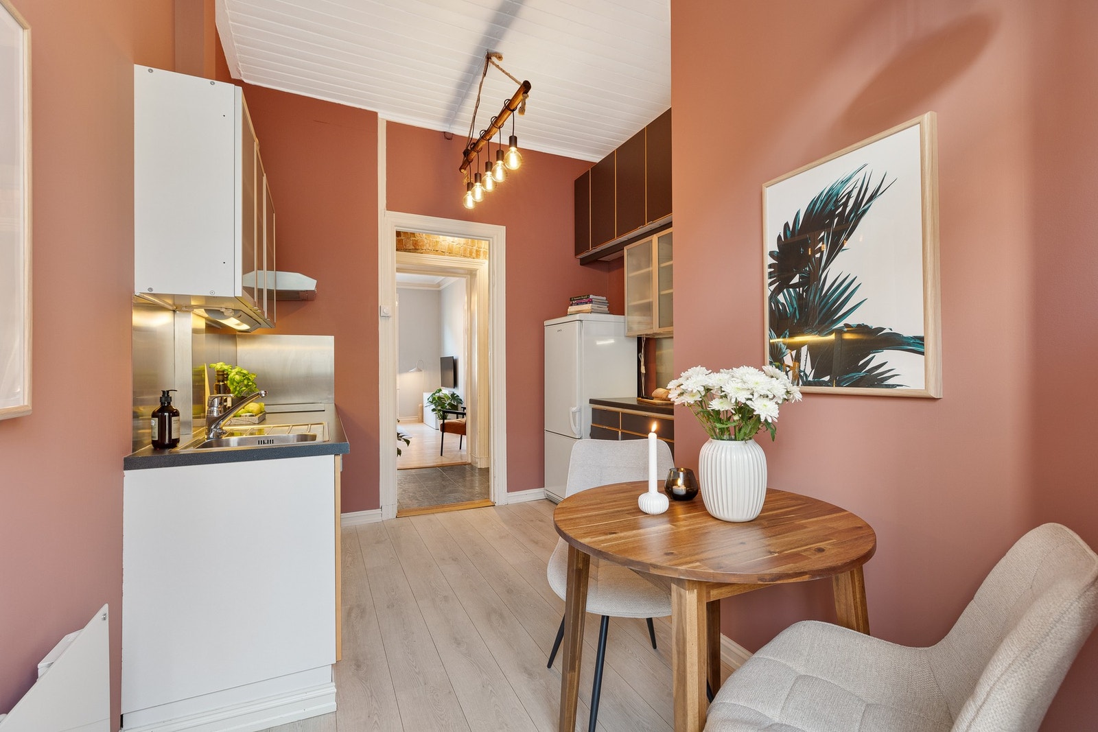 Det er godt med arbeidsplass på kjøkkenbenken og god oppbevaringsplass i skuffer og skap. Galleribilde