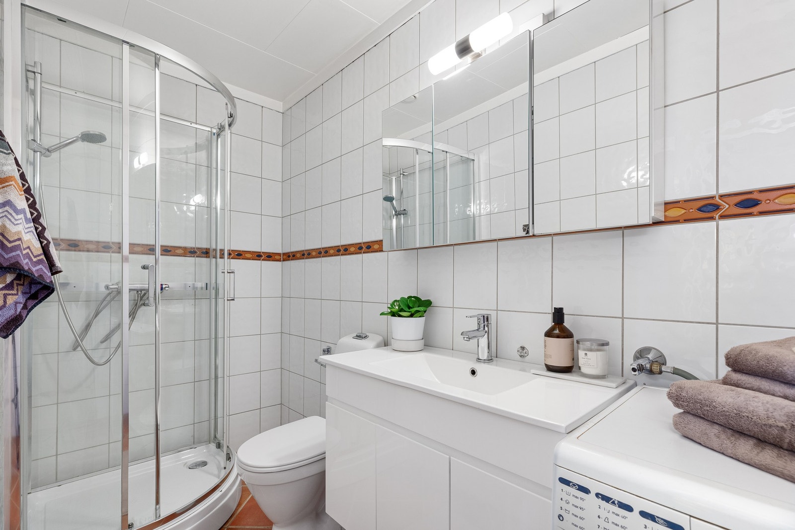 Stort flislagt bad fra 2000 med varmekabler i gulv. Galleribilde