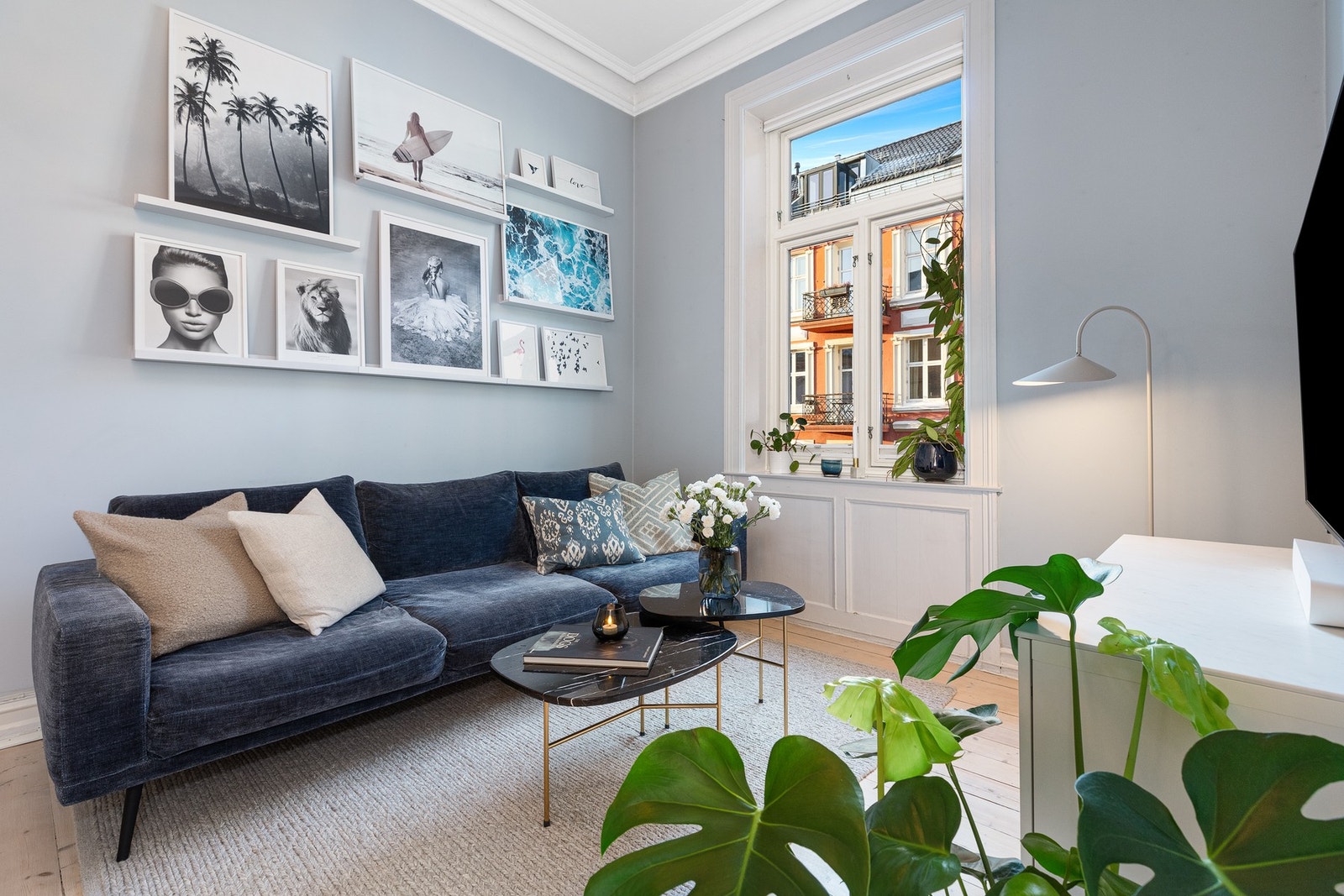 Stuen har slette malte flater og pene originale tregulv. Galleribilde