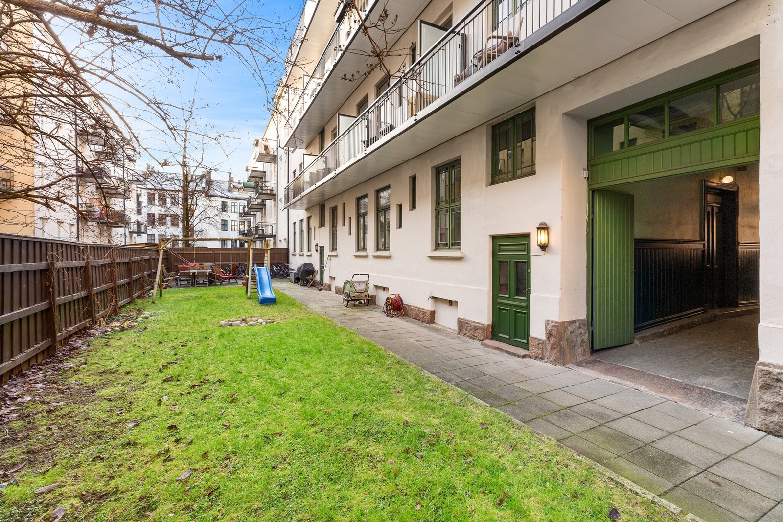 Bakgården er pent opparbeidet med sittegrupper og lekestativ. Galleribilde