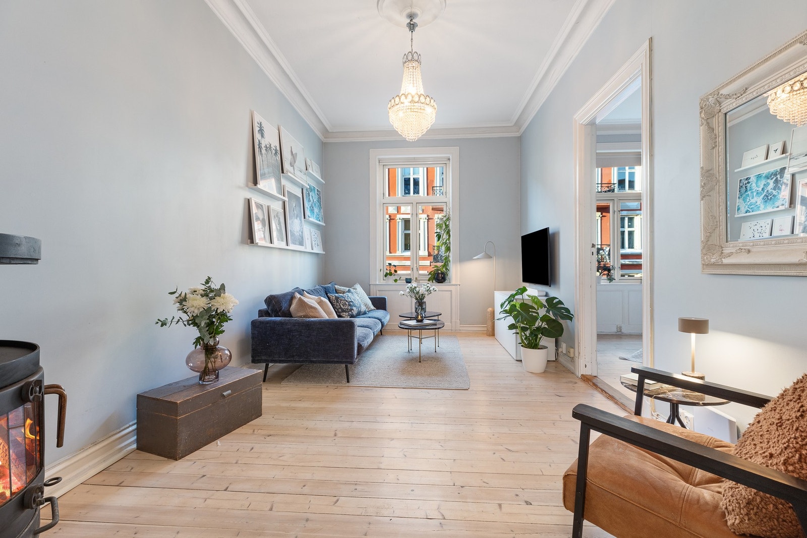 Lys og romslig stue med store vindusflater og generøs takhøyde på 3,10 m. Galleribilde