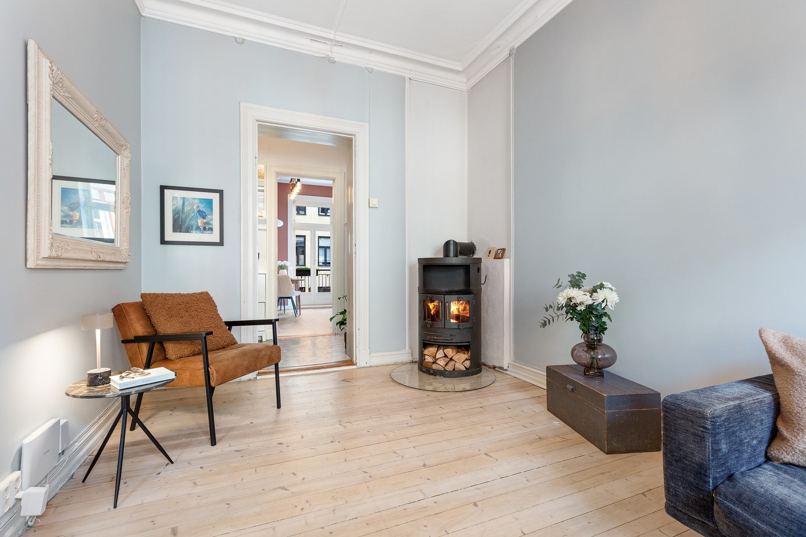 I hjørnet av stuen finner du den koselige peisovnen som sprer mye varme. Galleribilde