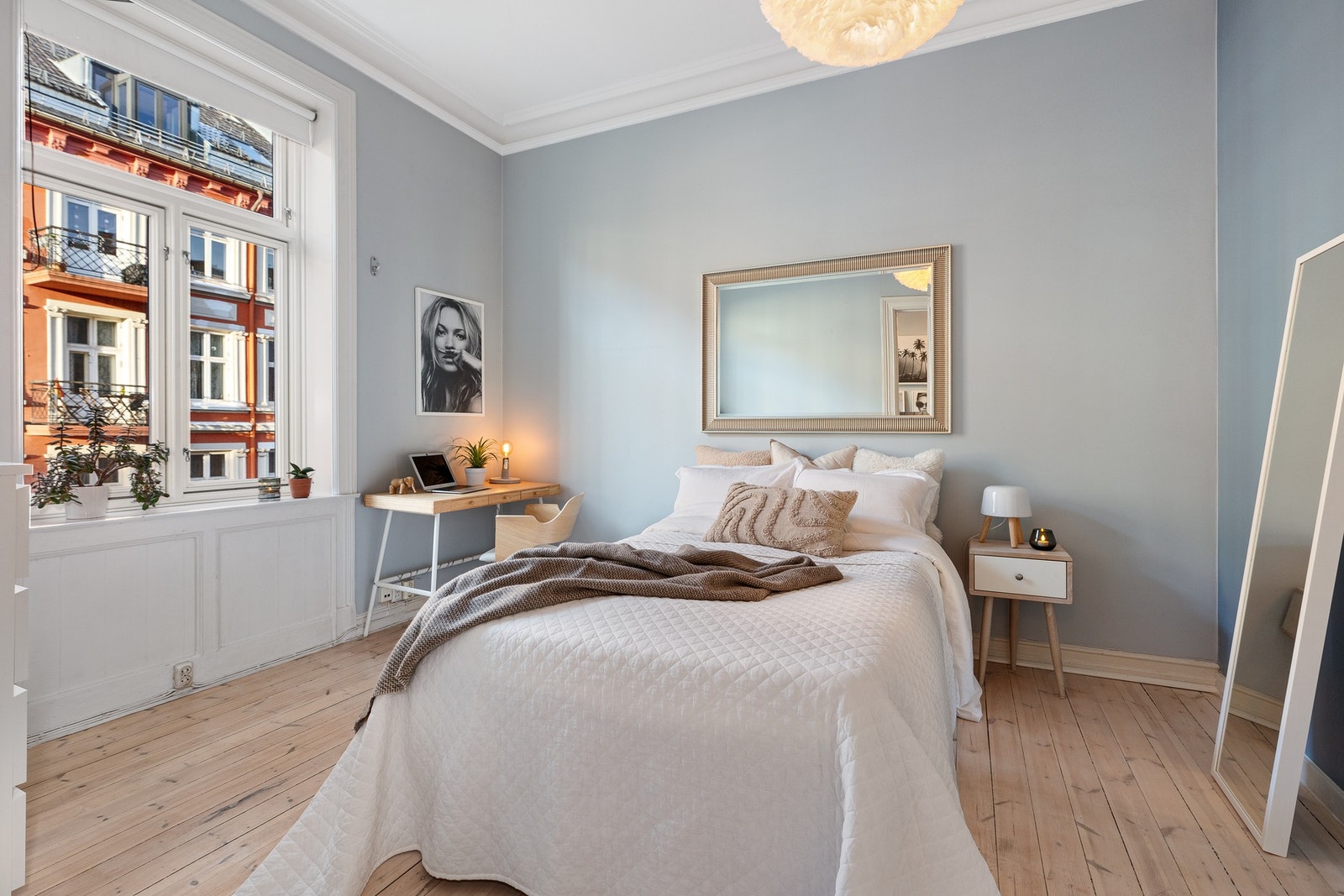 Lyst og luftig soverom med god plass til dobbeltseng. Galleribilde