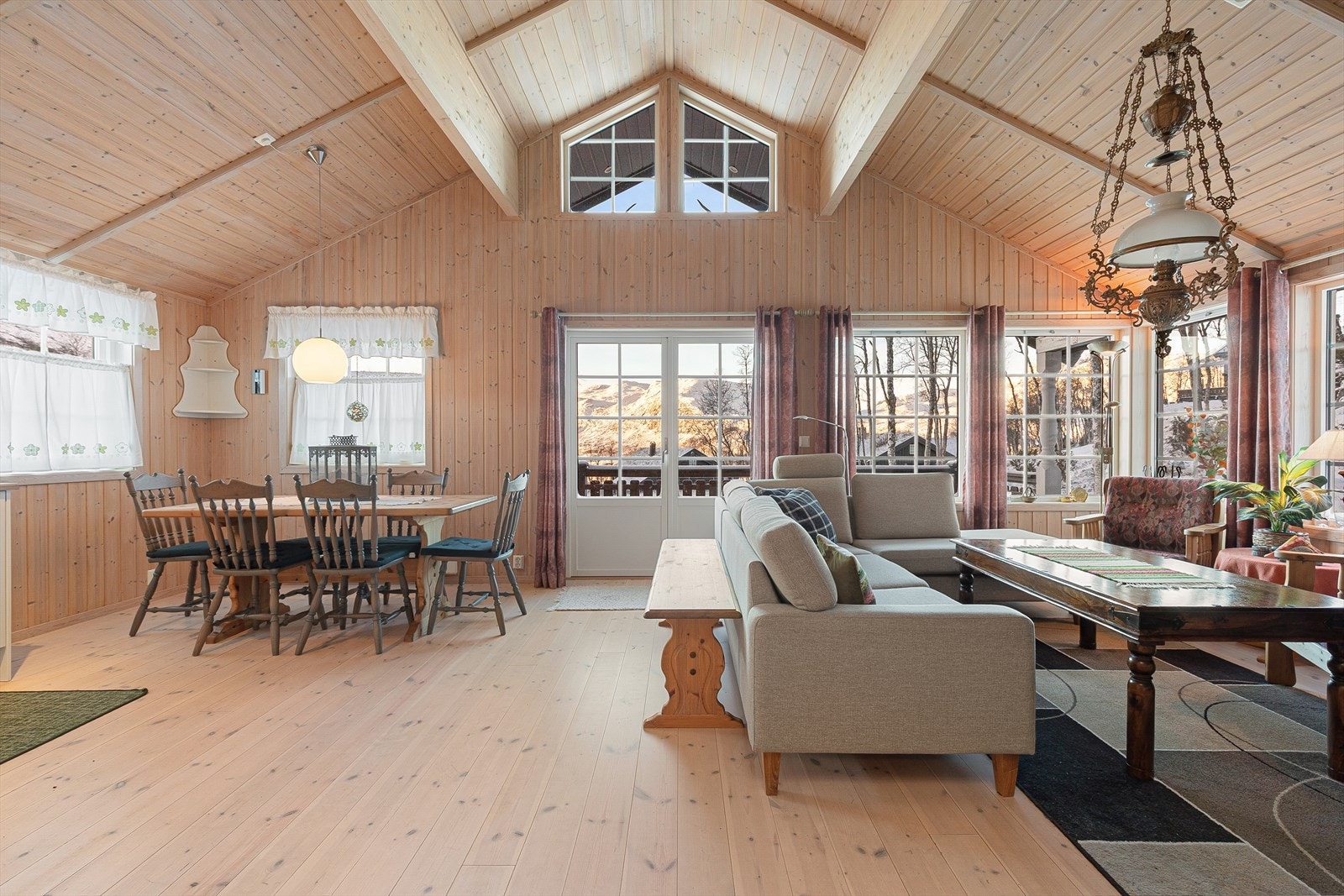 Ei innbydande og velhalden hytte frå 2012 med ei av dei beste plasseringane i Buhaugane. Galleribilde