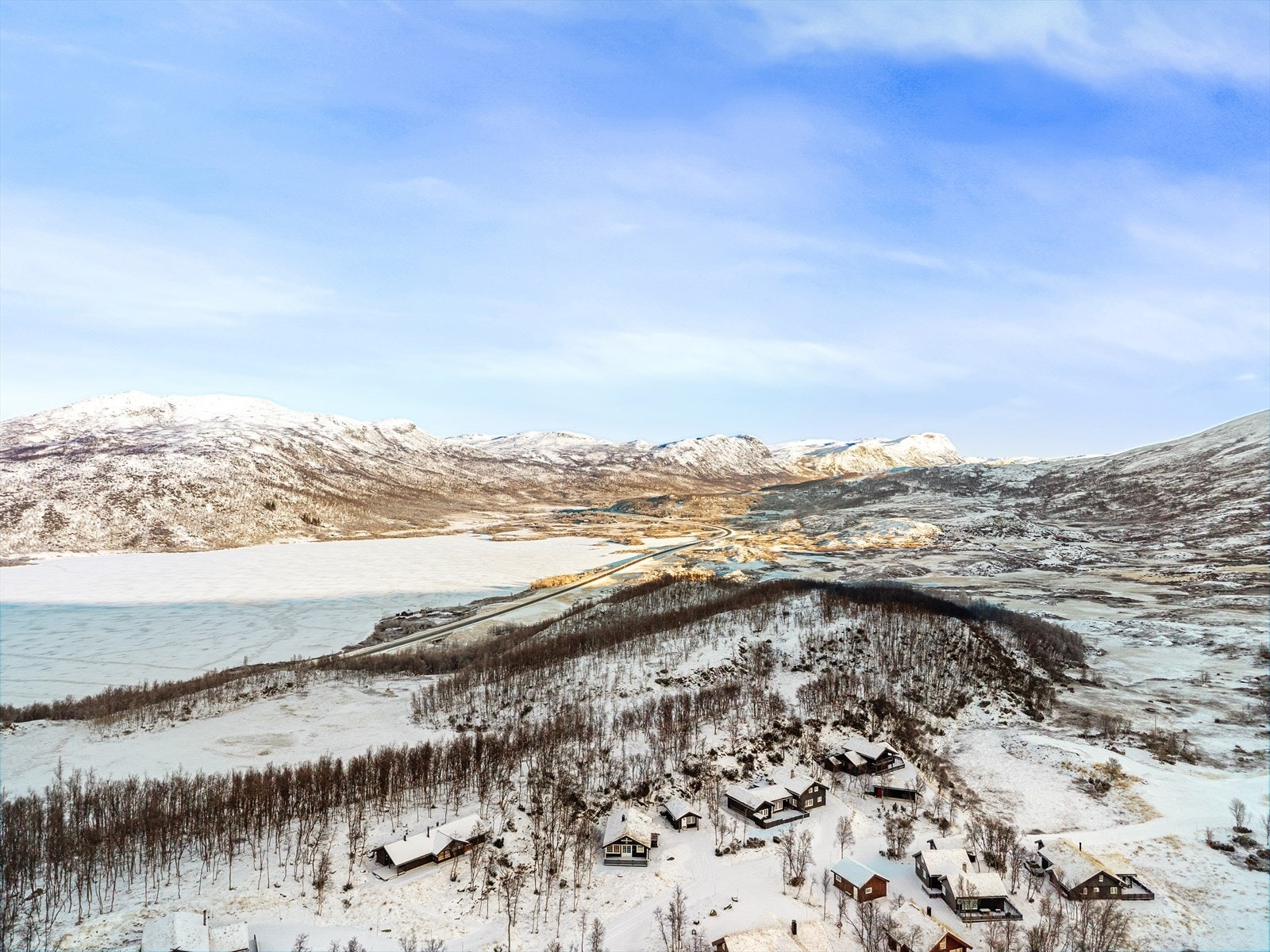 Buhaugane 47 ligg i eit nytt og attraktivt hyttefelt i vakre omgjevnader nær Filefjell. Området er kjent for si flotte natur, stabile vinterforhold og gode moglegheiter for friluftsaktivitetar året rundt. Galleribilde