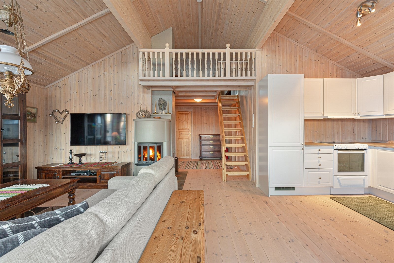 Stova er praktisk inndelt med plass til ei romsleg spisegruppe, samt ei stor sofagruppe til heile familien. Galleribilde