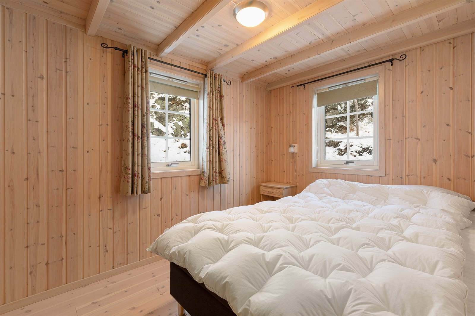 Soverom av god størrelse med plass til seng og nattbord. Galleribilde