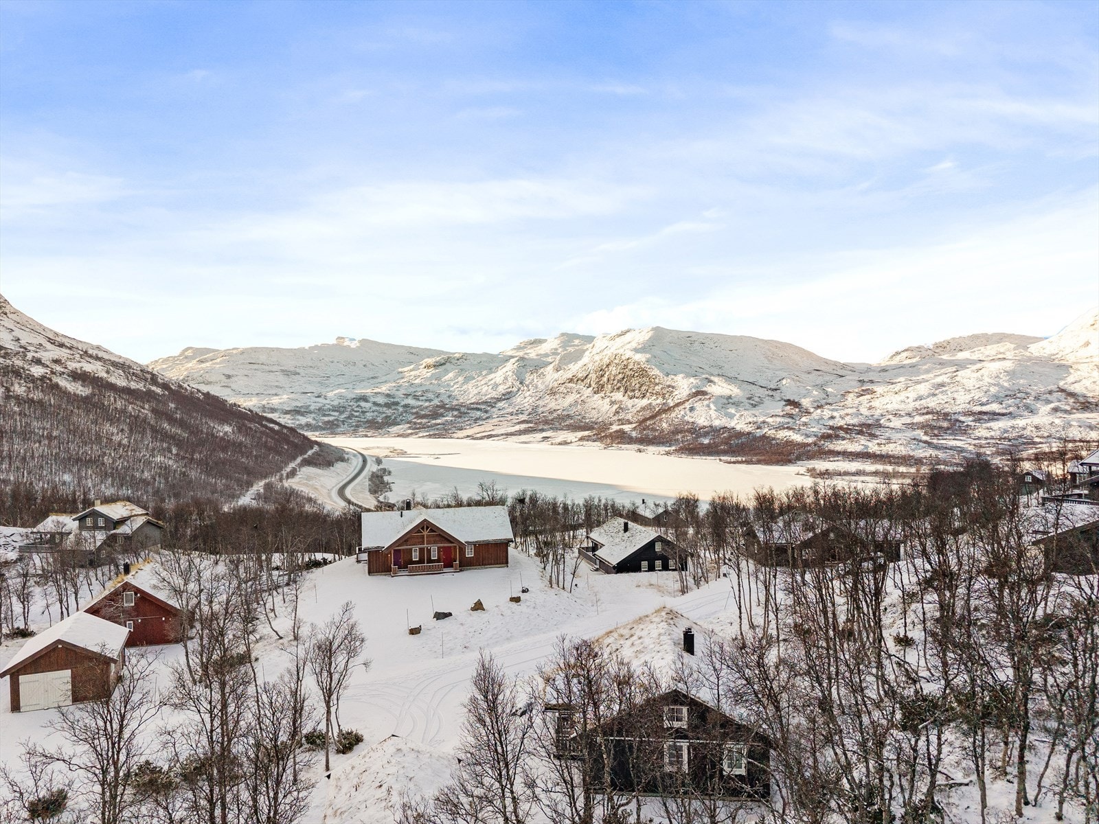 Buhaugane er eit felt i utvikling, og området er prega av moderne fritidsbustader og god infrastruktur. Her får du ei perfekt kombinasjon av skjerming, natur og nærleik til aktivitetar - eit ideelt utgangspunkt for heile familien. Galleribilde