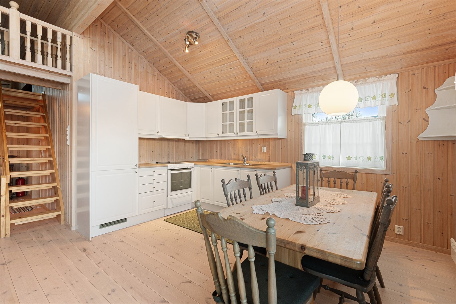 Kjøkken fint adskilt frå stove med lyse frontar. Galleribilde