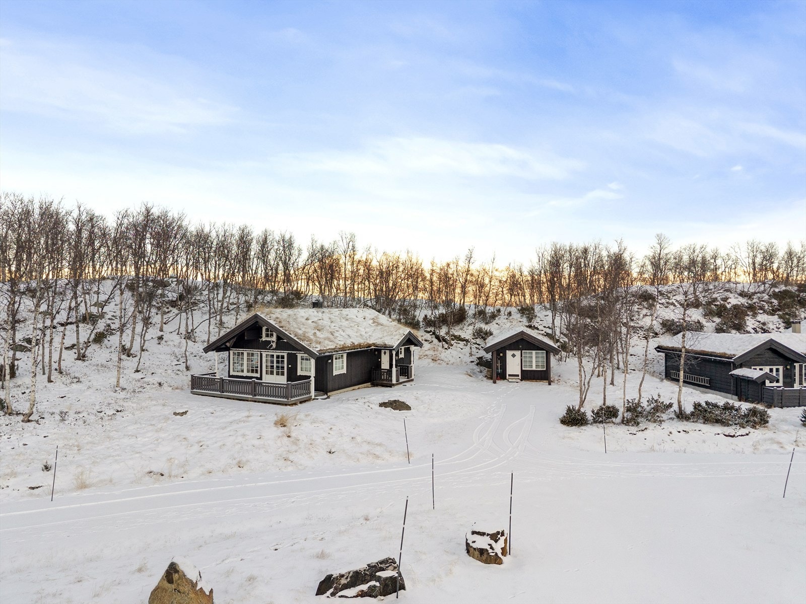 Hytta har ei roleg og solrik plassering, med kort veg til både langrennsløyper og populære turstiar i fjellområdet. Galleribilde