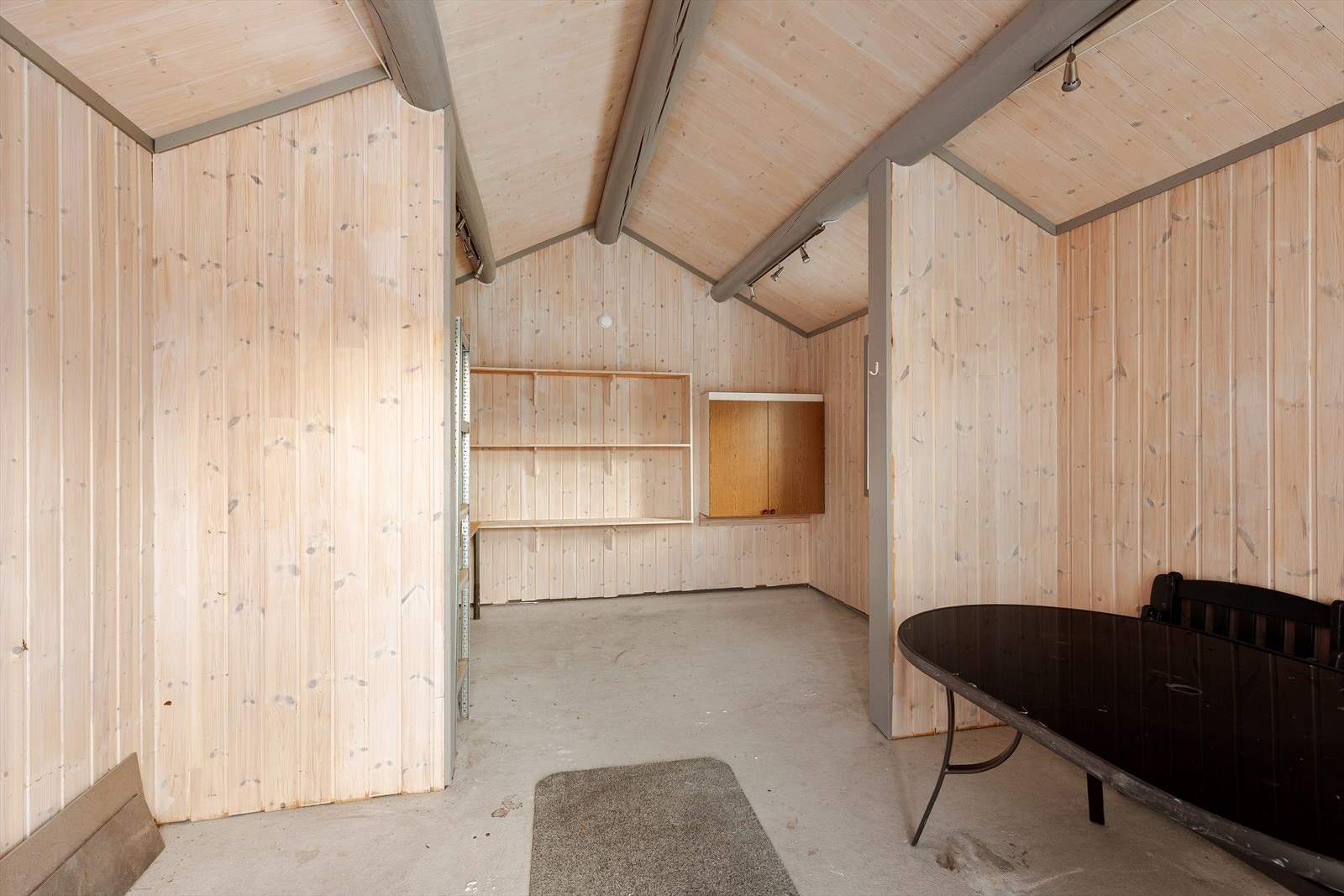 Nyare bod med innlagt strøm. Perfekt for oppbevaring av diverse som ski, utemøbler osv. Galleribilde