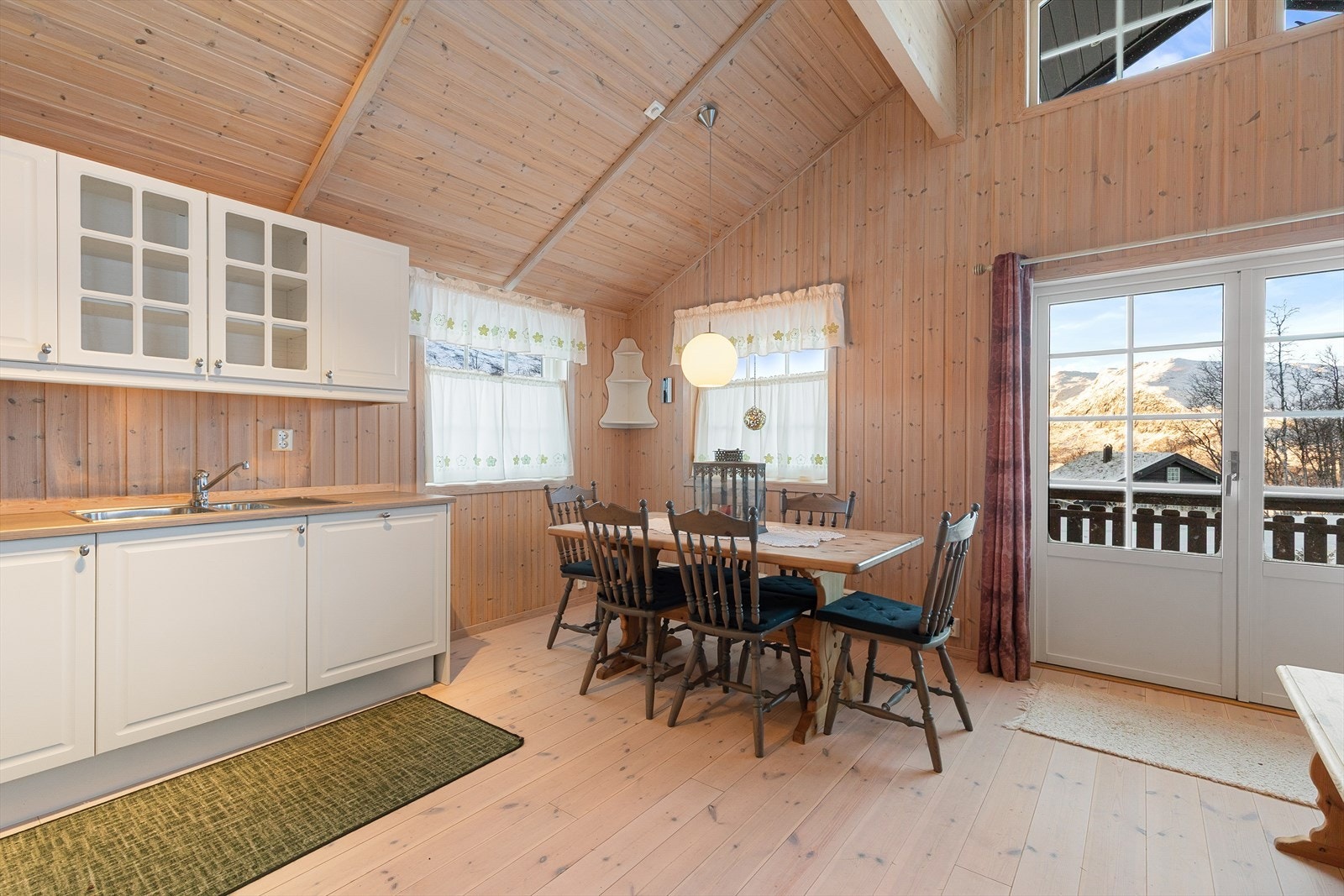 Frå stova er det også utgang til terrasse på 27 kvm. Galleribilde