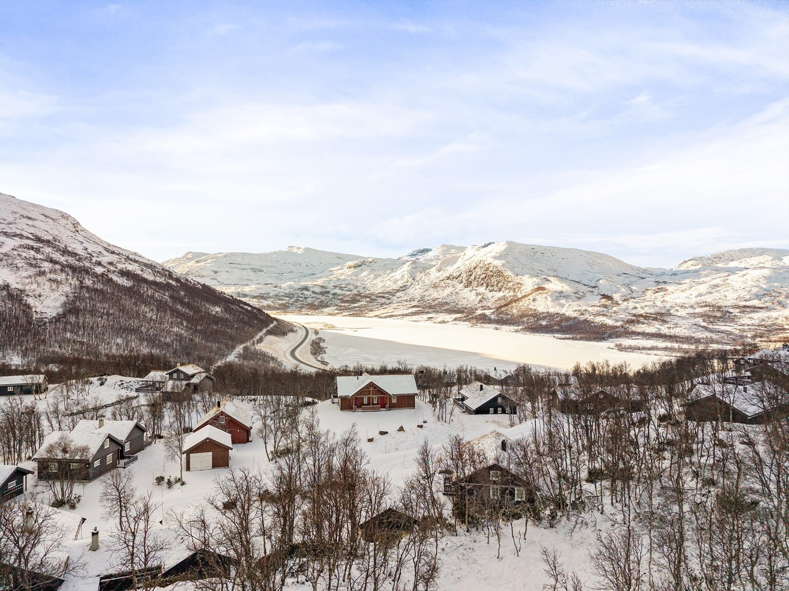 Her får du solrike omgjevnader, flott utsyn og eit roleg tun omgitt av fjellnatur. Galleribilde