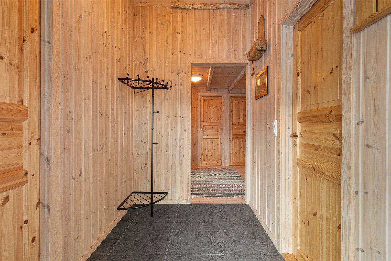 Velkomen inn - plass til å henge frå seg yttertøy og sette frå seg sko. Gangen har også varmekabler. Galleribilde