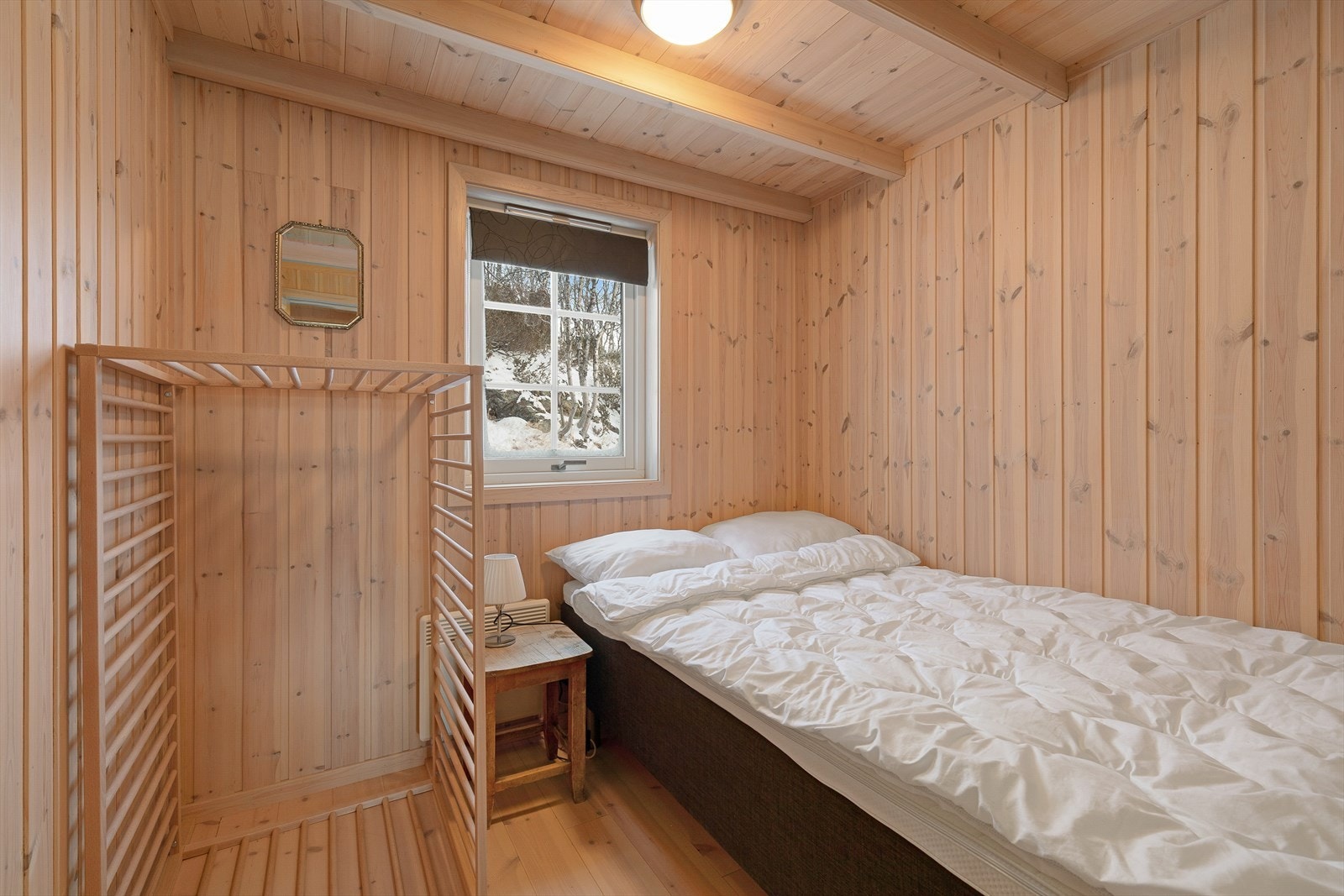 Soverom nr 3 med plass til større seng med oppbevaringsmøbel. Galleribilde