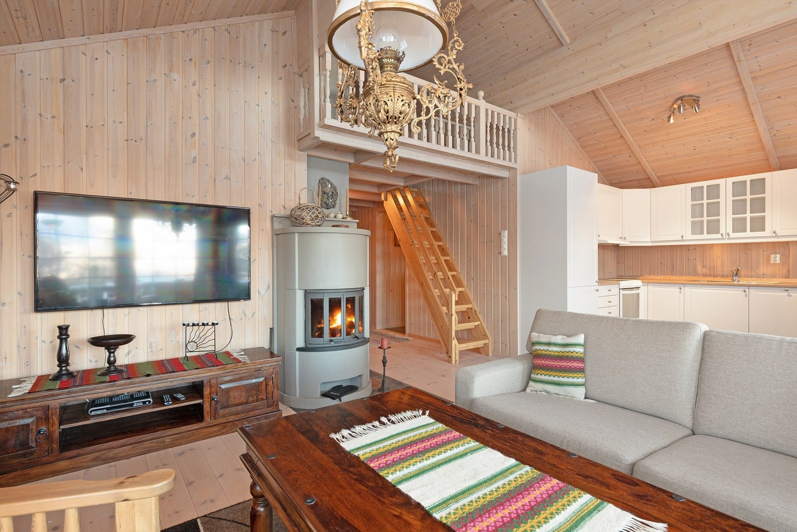 Fin planløysing der ein finn gang, vindfang, stove, kjøkken, tre soverom, bad og bod. I tillegg har ein tilkomst til hems med 33 kvm golvareal. Galleribilde