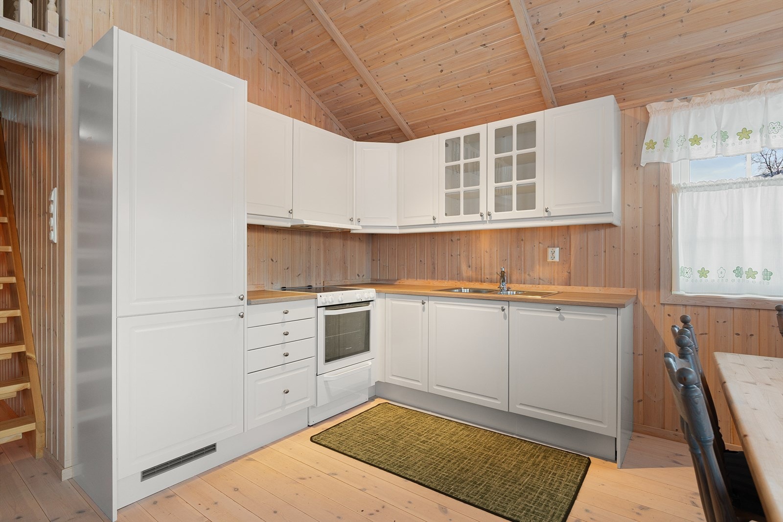 Kjøkkenet er utstyrt med komfyr, kjøleskap m/ frys, ventilator og oppvaskmaskin. Galleribilde