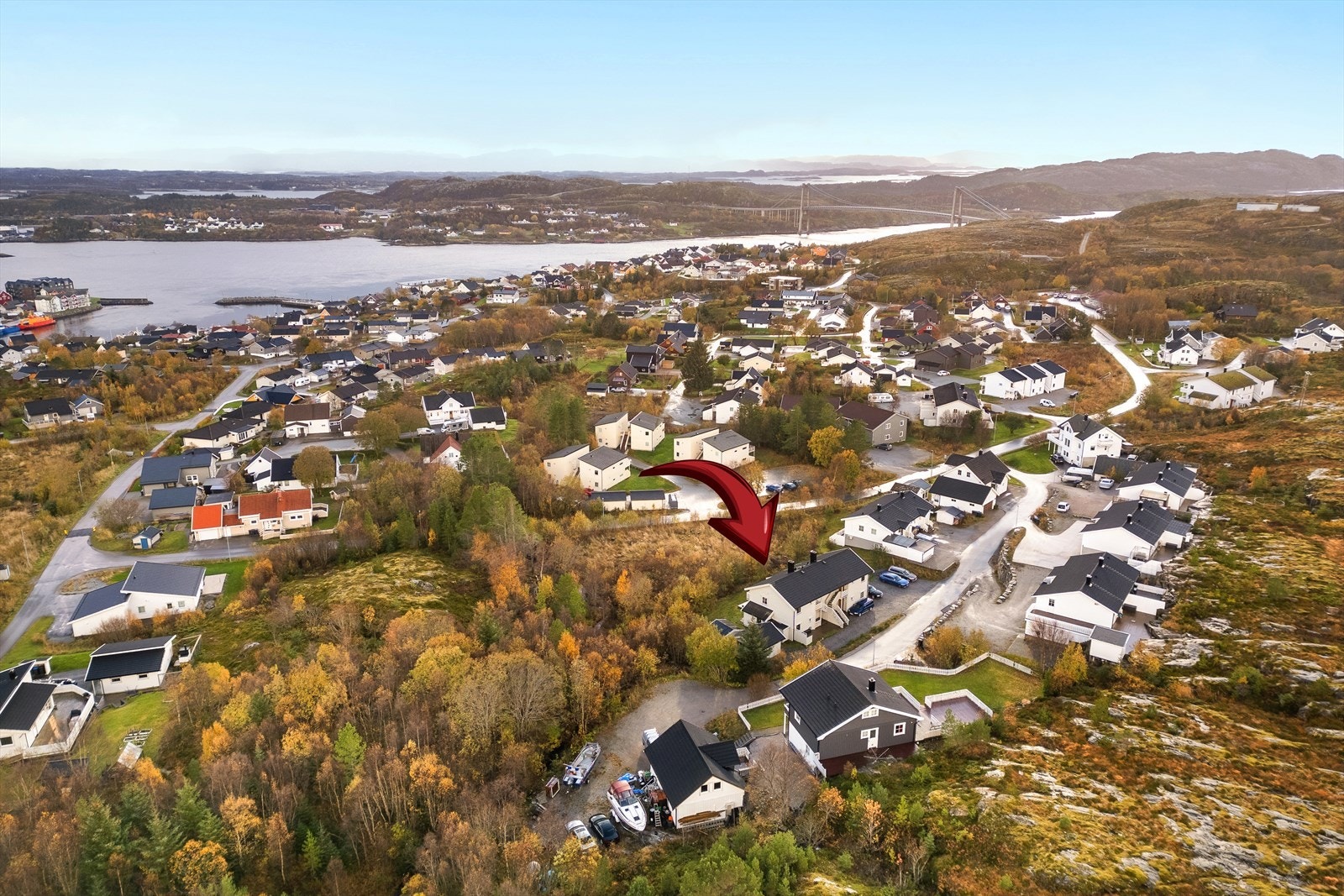 Leiligheten er en del av et leilighetsbygg ved enden av Bureisarvegen, ingen gjennomkjøring i gata Galleribilde