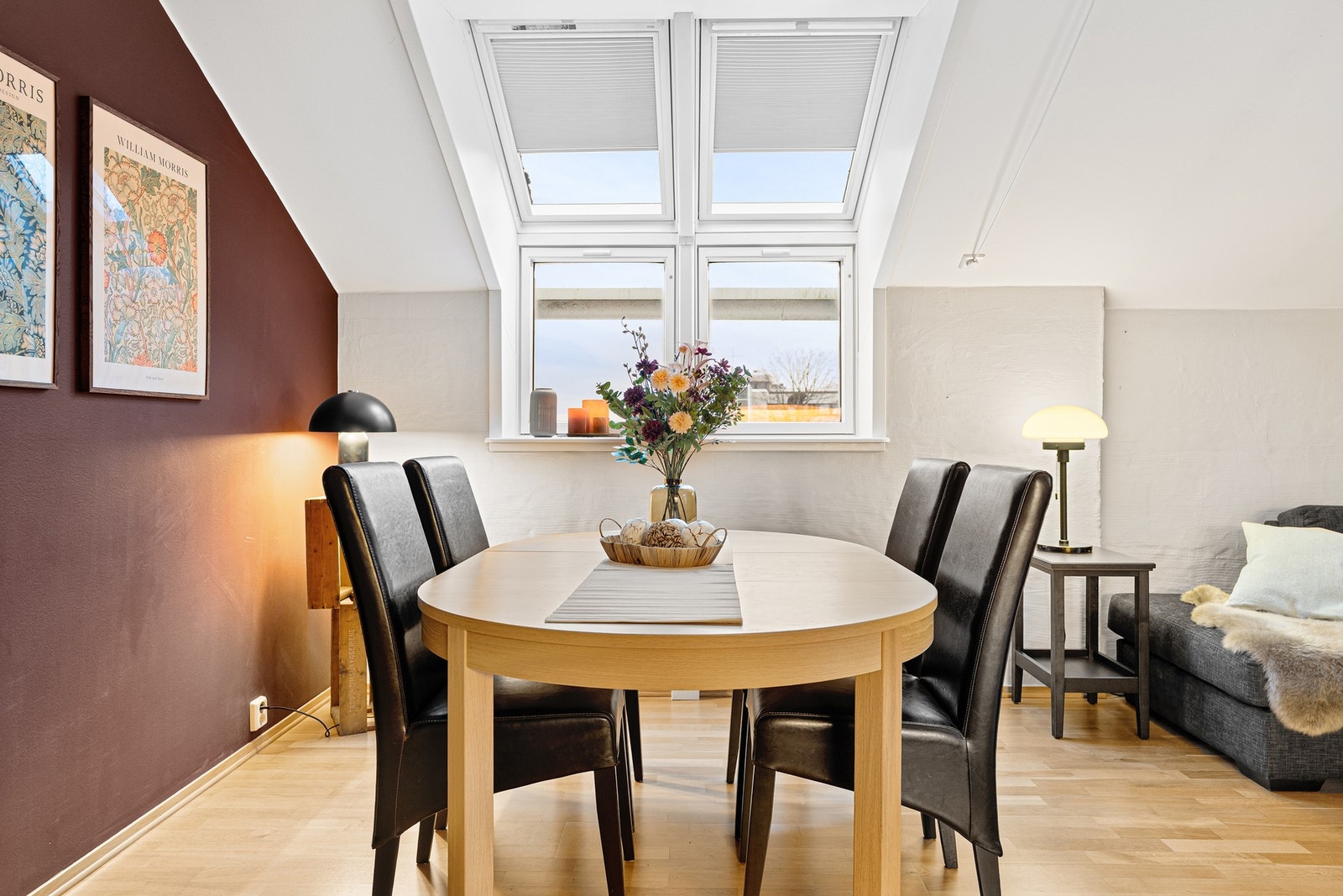 Spiseseksjonen finner sin naturlige plassering ved det ene stue vinduet. Galleribilde