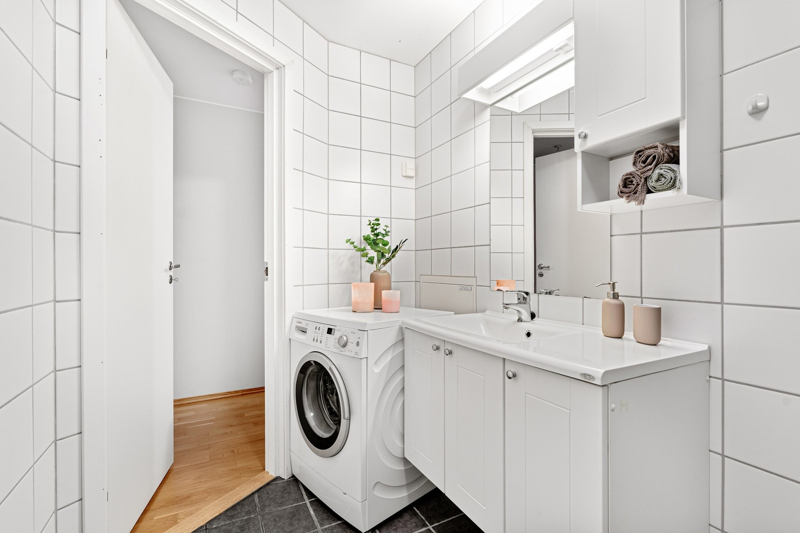 På tvers av kjøkkenet finner man baderommet. Galleribilde