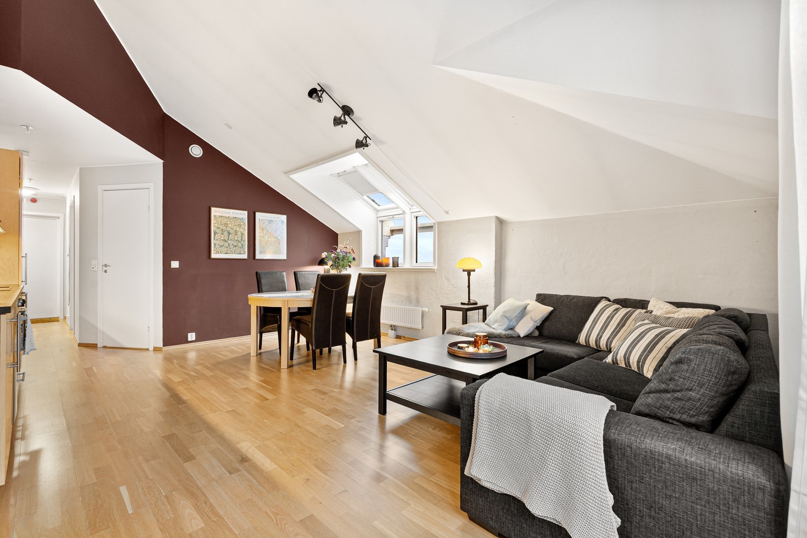 Svært god takhøyde og flere store vindusflater gir leiligheten en lys og luftig følelse og en behagelig atmosfære. Galleribilde