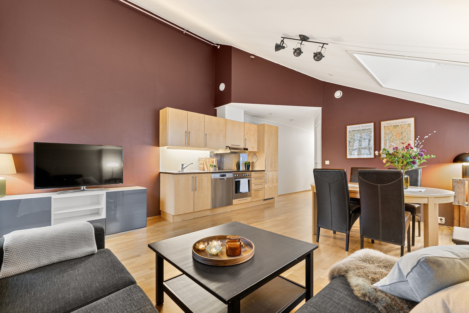 Leiligheten har en åpen løsning mellom kjøkken og stue på ca. 26 kvadratmeter. Galleribilde